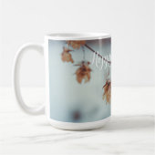 Gedroogde hop Garland op de Snowy-achtergrond Koffiemok (Links)