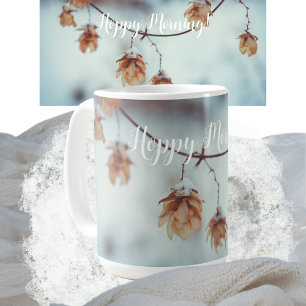 Gedroogde hop Garland op de Snowy-achtergrond Koffiemok