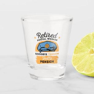 Gedrukte postwerker Brief koeriersdienst Pensioenr Shot Glas