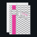 GEDRUKTE RIBBON Pink Grey White 21st Birthday Part Kaart<br><div class="desc">Nu je wettelijk drink oud bent, is het tijd om die hoge hakken op te blazen met dit moderne en kic grijs en wit chevron gestreept patroon 21ste verjaardagsfeestdag met een PRINTED hot roze lint met een PRINTED zilver label erop dat "Party Time!" erop staat, waardoor het mogelijk wordt om...</div>