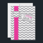 GEDRUKTE RIBBON Pink Grey White 21st Birthday Part Kaart<br><div class="desc">Nu je wettelijk drink oud bent, is het tijd om die hoge hakken op te blazen met dit moderne en kic grijs en wit chevron gestreept patroon 21ste verjaardagsfeestdag met een PRINTED hot roze lint met een PRINTED zilver label erop dat "Party Time!" erop staat, waardoor het mogelijk wordt om...</div>