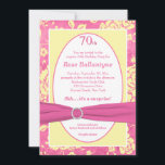 GEDRUKTE RIBBON Pink Yellow 70th Birthday Invite Kaart<br><div class="desc">Deze prachtige roze, gele en witte grilldamesverrassing voor zeventigste verjaardag heeft een PRINTED roze lint met een PRINTED kristal broch erop met een grijze vochtige demperatormolatie met bleke gele pony of bloemen van het roos erop. Er is een tekstvakje op de rug om het even welke extra tekst toe te...</div>