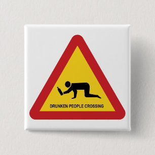 GEDRUNSEERDE MENSEN DIE DE VERKEERSZIJDE OVERBRENG VIERKANTE BUTTON 5,1 CM