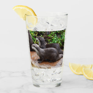*Geduld aan het water: twee kleine grijze otters Glas