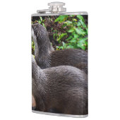 *Geduld aan het water: twee kleine grijze otters Heupfles (Links)