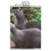 *Geduld aan het water: twee kleine grijze otters Heupfles (Voorkant)