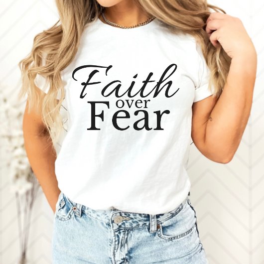 Gedurfde en stijlvolle Faith Over Fear Christelijk T-shirt