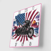 Gedurfde fiets met levendige vlag achtergrond vierkante klok (Hoek)