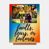 Geef anderen niet de schuld acryl bord (Voorkant)