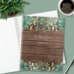 Geef Barn Wood Eucalyptus persoonlijk aan Planner<br><div class="desc">Deze planner is versierd met waterverf eucalyptus en bladbekleding in groene tinten op een houten achtergrond. Pas het aan met jouw naam en jaar. Omdat we ons eigen kunstwerk creëer,  zal je dit exacte afbeelding niet vinden van andere ontwerpers. Oorspronkelijke Waterverf © Michele Davies.</div>