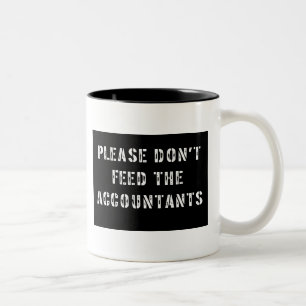 Geef de accountants alsjeblieft geen voer. tweekleurige koffiemok
