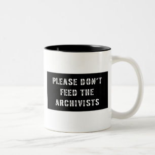 Geef de archieven niet door tweekleurige koffiemok