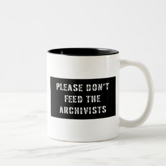 Geef de archieven niet door tweekleurige koffiemok
