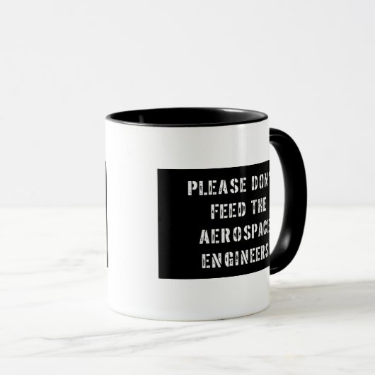 Geef de ruimtevaartingenieurs niet het voer. mok (Voorkant rechts)