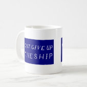 Geef de vlag van het schip niet op koffiemok (Voorkant links)