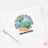Geef de wereld een helpende hand en vrijwilliger vierkante sticker (Envelop)