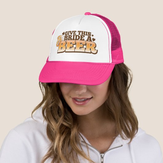 GEEF DEZE BRIDE EEN BIER-winkelontwerp Trucker Pet (In situ)