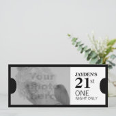 Geef één VIP 21st verjaardagsfeestfoto-uitnodiging Kaart (Staand voorkant)