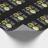 Geef erwten een kans op Funny Hippie Peas Pun Dark Cadeaupapier (Hoek)