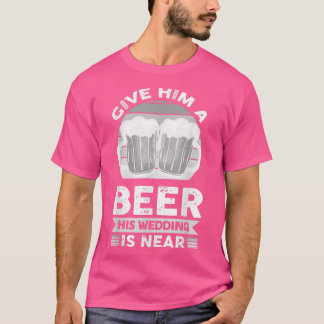 Geef hem een biertje zijn bruiloft dicht bij t-shirt