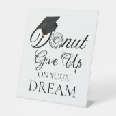 Geef je droom Afstuderen donut op Reclamebord Met Voetstuk (Voorkant)