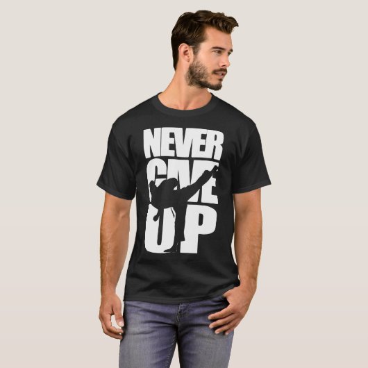 Geef karate nooit op t-shirt (Voorkant volledig)