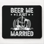 Geef me bier, ik ben net getrouwd, grappige trouwj muismat (Voorkant)