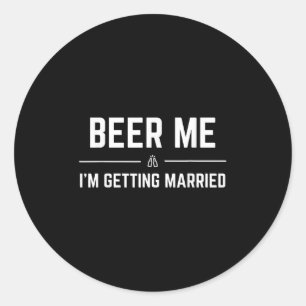 Geef me bier, ik ga trouwen Hilarische trouwjurk v Ronde Sticker