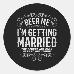 Geef me bier, ik ga trouwen vrijgezellenfeest verl ronde sticker