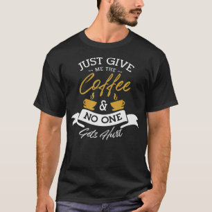 Geef me de koffie en niemand raakt Coffe gewond T-shirt