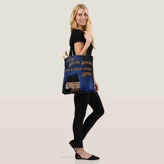 Geef me hekserige boeken met een beetje extra krui tote bag (Op model)