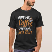 Geef me koffie en niemand krijgt een huttendrinker t-shirt (Voorkant)
