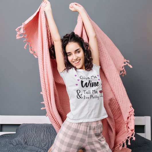 Geef me wijn en vertel me dat ik  ben. t-shirt