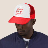 GEEF NOOIT BUTTERCUP grappig inspirerend Trucker Pet (In situ)