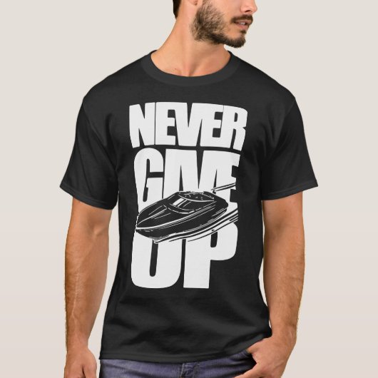 GEEF NOOIT DE BOOT OP T-SHIRT (Voorkant)