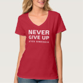 Geef nooit de overgave vrouwen V-hals diep rood op T-shirt (Voorkant)