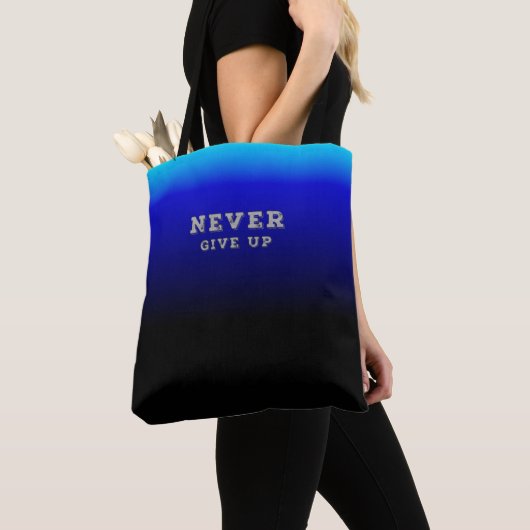 Geef nooit Motivatie op en geef nooit op Tote Bag (Dichtbij)