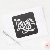 Geef nooit op 2 vierkante sticker (Envelop)