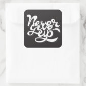 Geef nooit op 2 vierkante sticker (Tas)