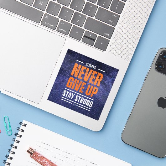 Geef nooit op: Cosmic Edition. Sticker (Laptop met iPhone)