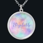 Geef Rainbow Waterverf Pastel Gift een persoonlijk Zilver Vergulden Ketting<br><div class="desc">Monogram dit prachtige pastelregenboogkleurige ketting met haar naam. Maakt een groot geschenk voor bruidsmeisjes,  bruidsmoeder,  moeder van de bruidegom,  cadeau voor Moederdag of verjaardagscadeau.</div>