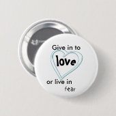 Geef toe aan liefde ronde button 5,7 cm (Voorkant /achterkant)