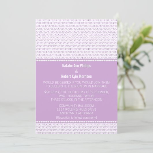 Geek Chic Binary Code Wedding Invitation, Paars Kaart (Staand voorkant)