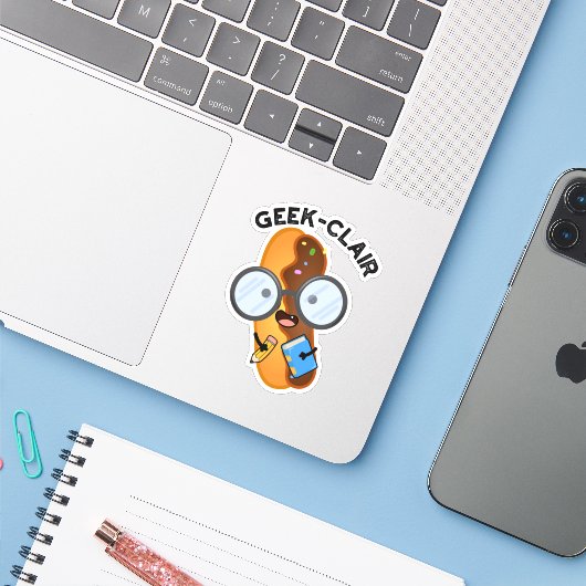 Geek-clair Funny Eclair Pun Sticker (Laptop met iPhone)