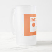 Geek Mesa Logo Frosted Beer Mok (Voorkant links)