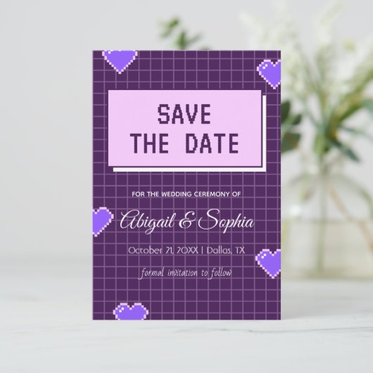 Geeky Gamer Schattig Nerdy Pixelated Paarse Nerdy Save The Date (Staand voorkant)