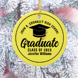 Geel Afstuderen Custom Afstuderen Christmas Keramisch Ornament<br><div class="desc">Dit moderne geel en zwart aangepaste senior afstuderen kerstornament heeft uw middelbare school- of universiteitsnaam voor de klas van 2025. Pas je aan met je afstudeerjaar onder het chique handgeschreven script en zwart afstudeerder pet voor een geweldig gepersonaliseerd afstuderen cadeau.</div>