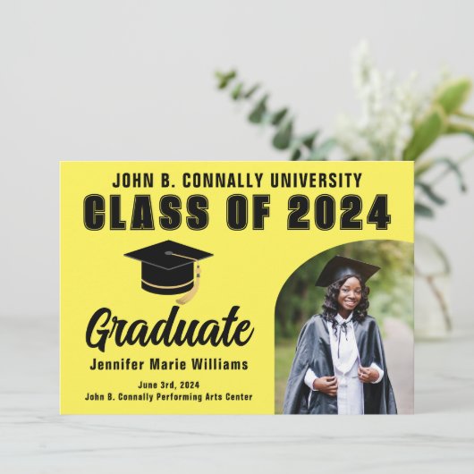 Geel Afstuderen gepersonaliseerd 2024 afstudeerfee Aankondiging (Staand voorkant)