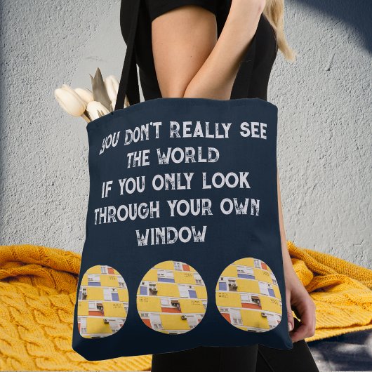 Geel appartementengebouw reisinspiratie tote bag