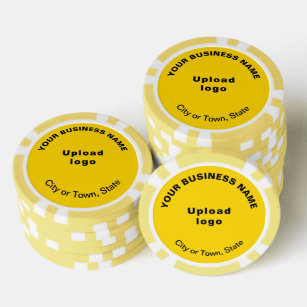 Geel bedrijfsmerk op pokerchips